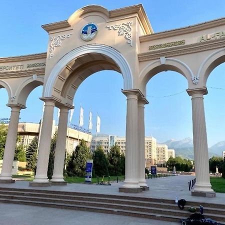 Отличная квартира со всеми удобствами. Алматы Экстерьер фото